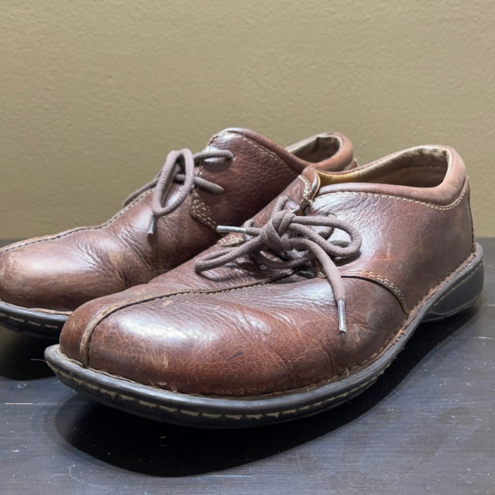 Men’s size 9 casual shoes.